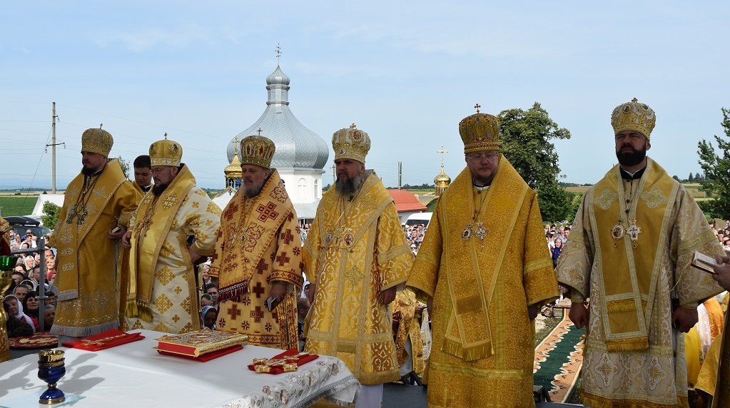 Преосвященний Владика Юліан співслужив Блаженнійшому Митрополиту Епіфанію у Паломницькому центрі “Святиня Галицького Гостинця” села Задубрівці