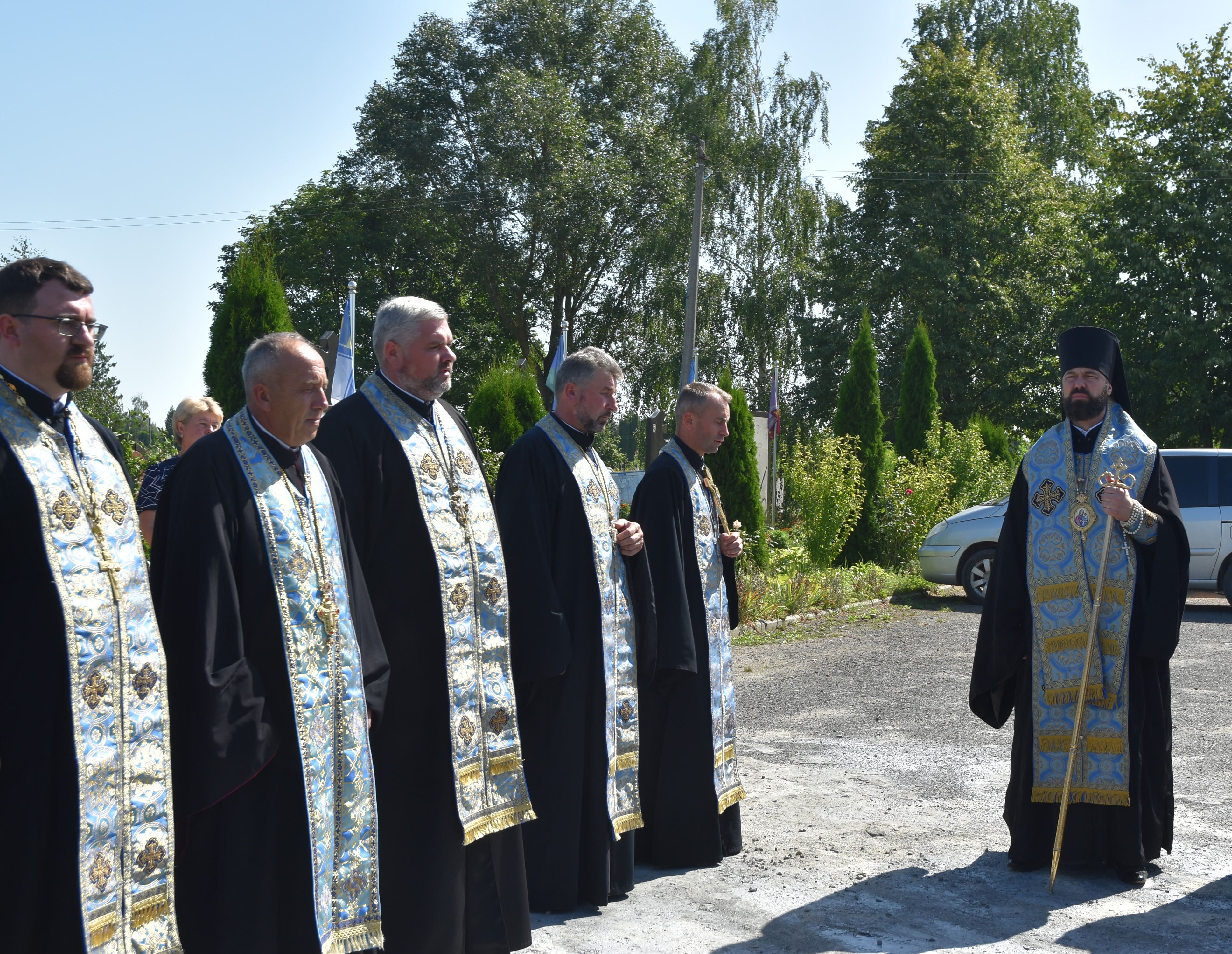 Керуючий Коломийською Єпархією звершив Панахиду за загиблими захисниками України на Алеї Слави Коломийського міського кладовища