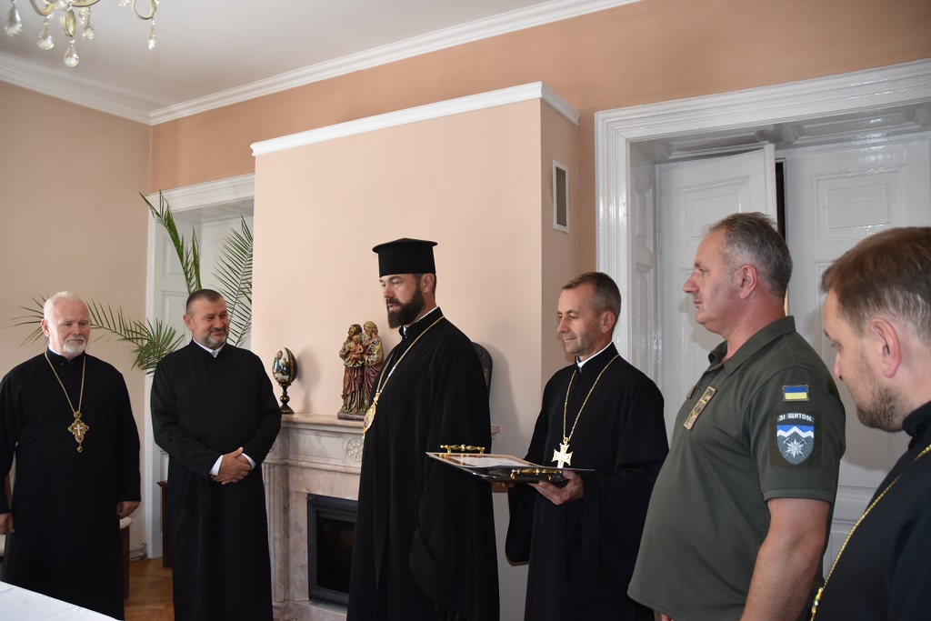 Владика Юліан нагородив Василя Петровича Шкутяка високою церковною нагородою