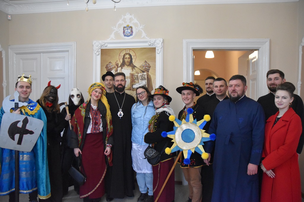 Владику Юліана Різдвяними колядками привітали представники Молодіжної ради Коломиї