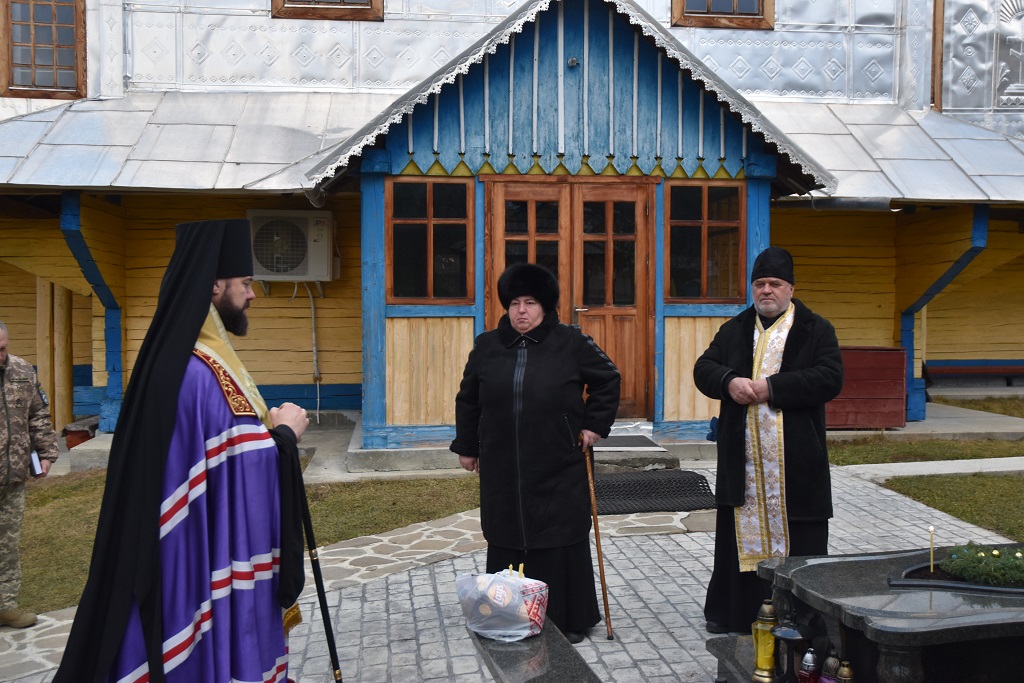 Владика Юліан звершив заупокійну Літію на могилі загиблого капелана ієрея Михайла Гергелюка