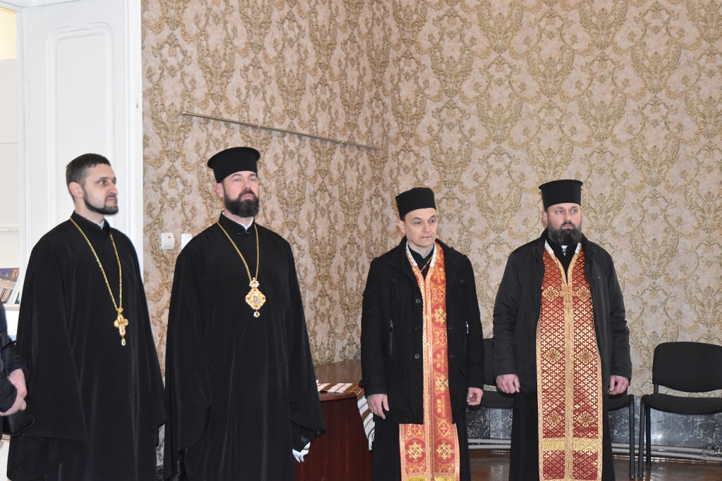 Архієпископ Юліан відвідав виставку, приурочену Дню Героїв Небесної Сотні