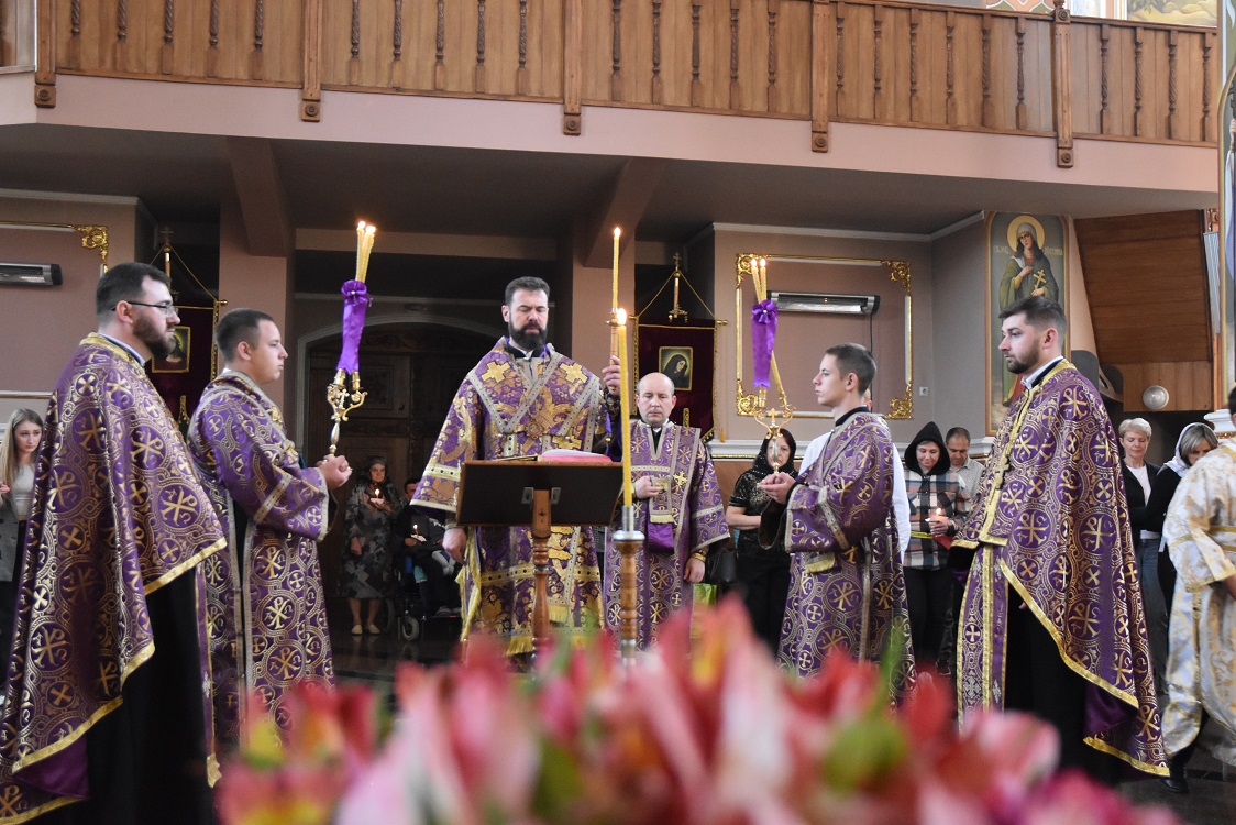 Владика Юліан звершив Утреню Великої п’ятниці із читанням 12-ти Страсних Євангелій