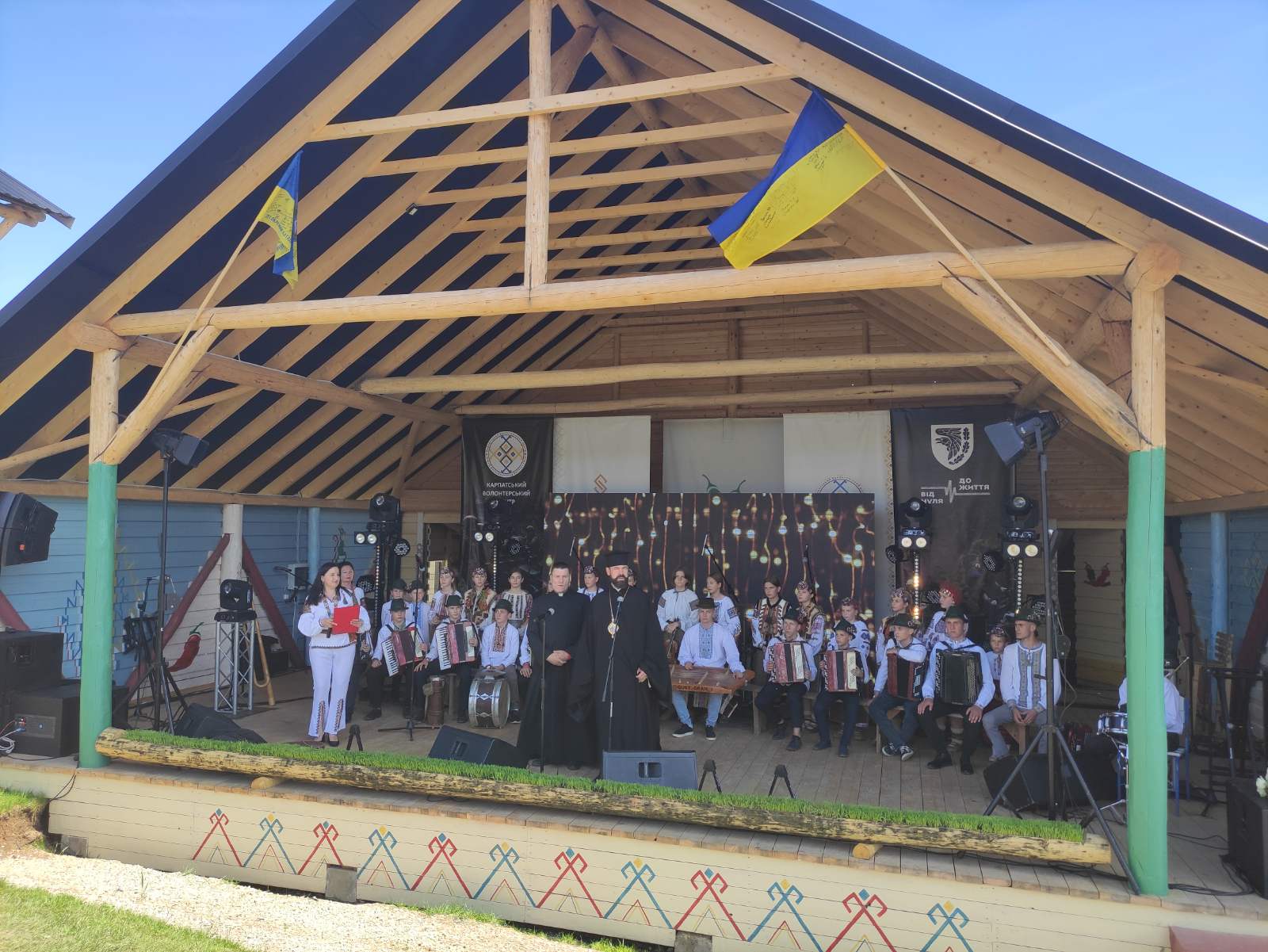 Владика Юліан взяв участь у Благодійному концерті на підтримку Збройних Сил України в селі Яблуниця