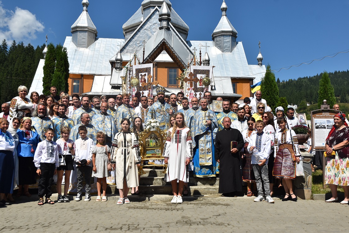 Торжественне Архієрейське богослужіння з нагоди престольного свята та 30-ліття Святині селища Верховина