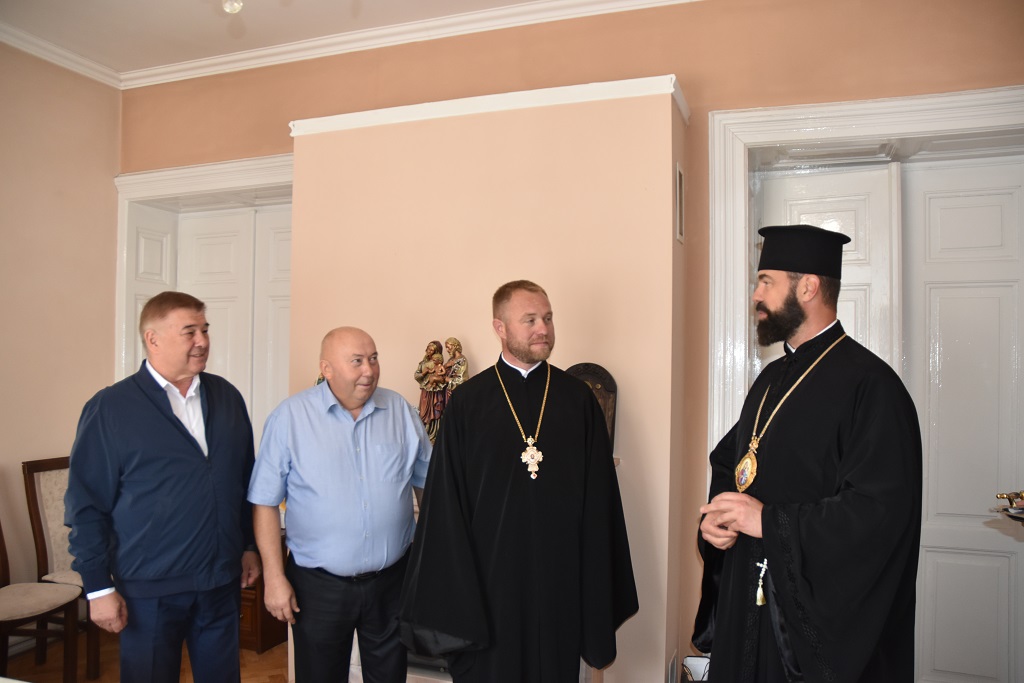 Високопреосвященний Владика Юліан нагородив прот. Ігоря Івасютина високою церковною нагородою