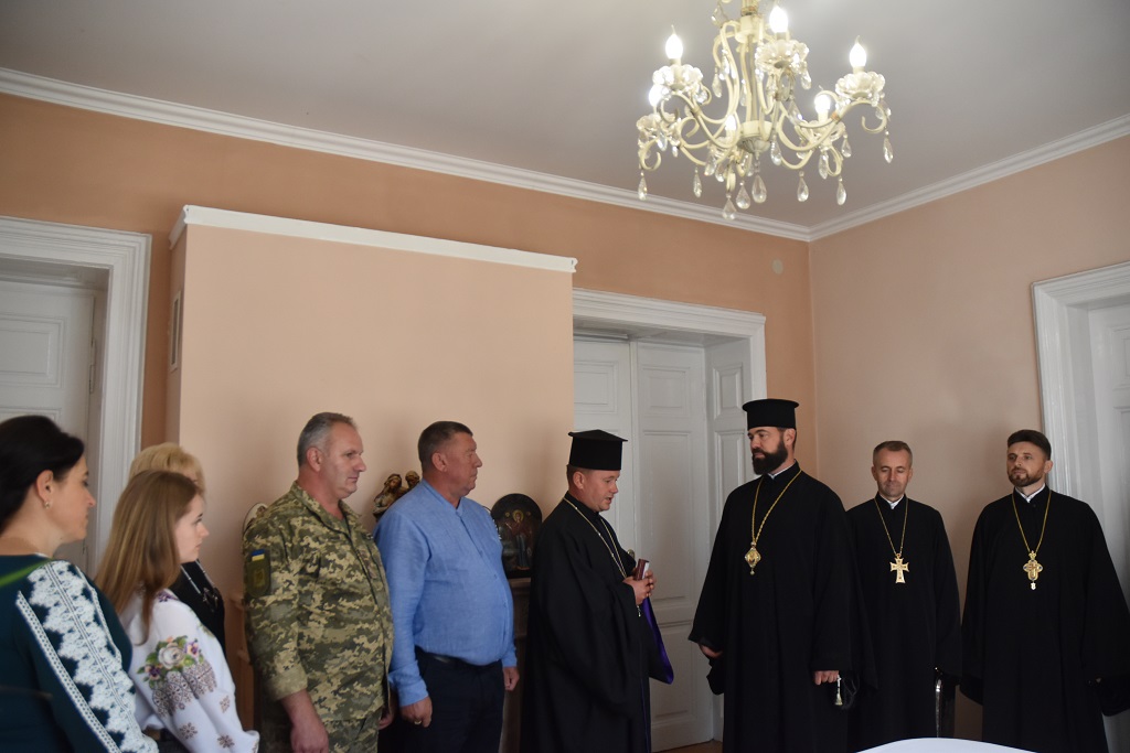 Владика Юліан нагородив митр. прот. Василя Барчинського високою церковною нагородою