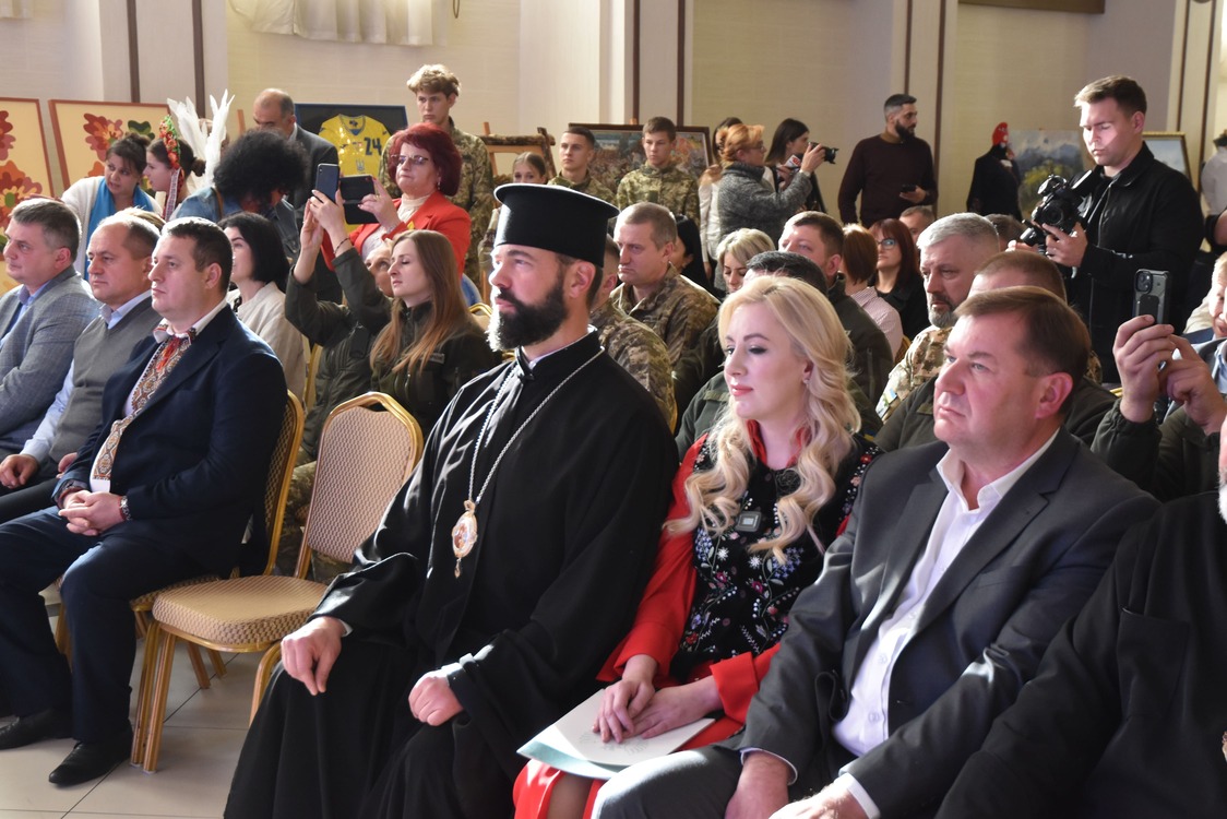 Архієпископ Юліан взяв участь VI-му Благодійному аукціоні на підтримку Збройних Сил України в місті Коломия