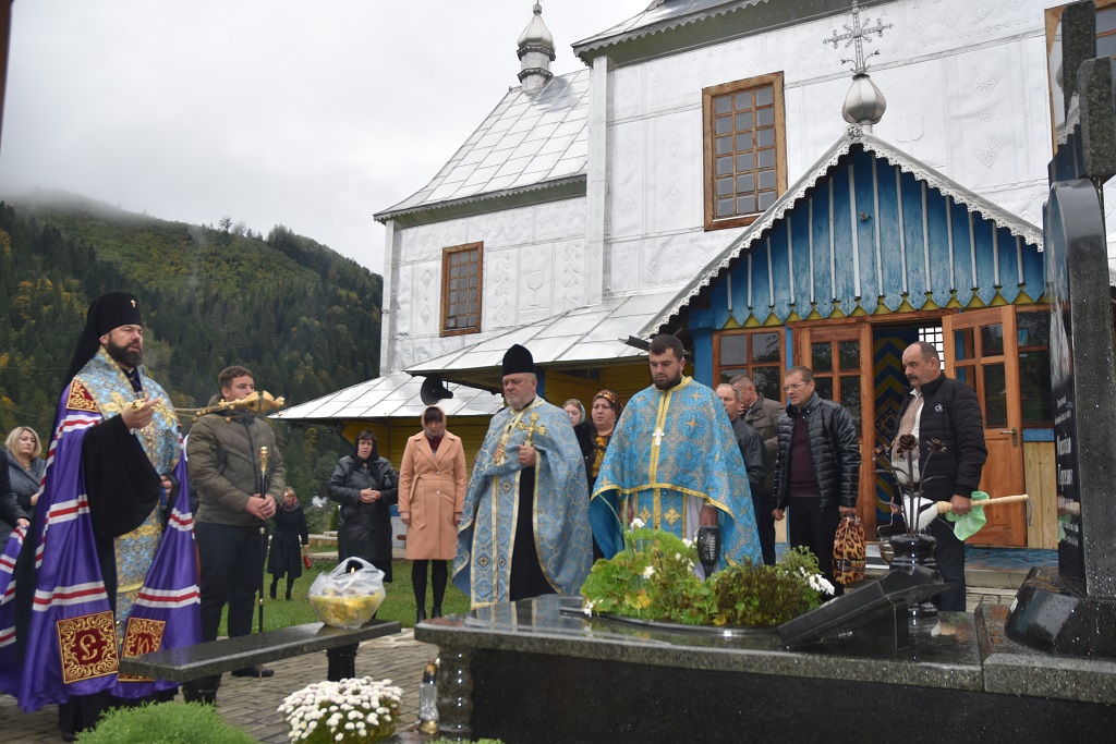 Правлячий Архієрей звершив заупокійну Літію на могилах Героїв у селі Верхній Ясенів