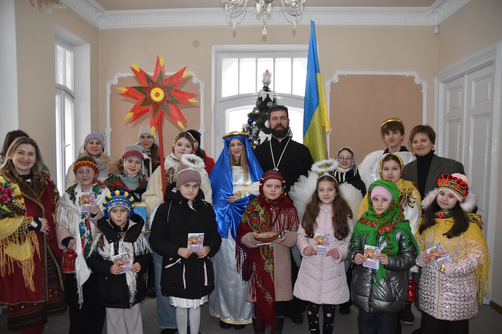 Архієпископа Юліана Різдвяними колядками привітали представники управління культури та туризму Коломийської міської ради