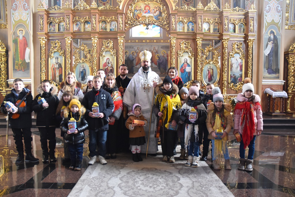 Владику Юліана із Різдвом Христовим вітали колядники із села Барвінків
