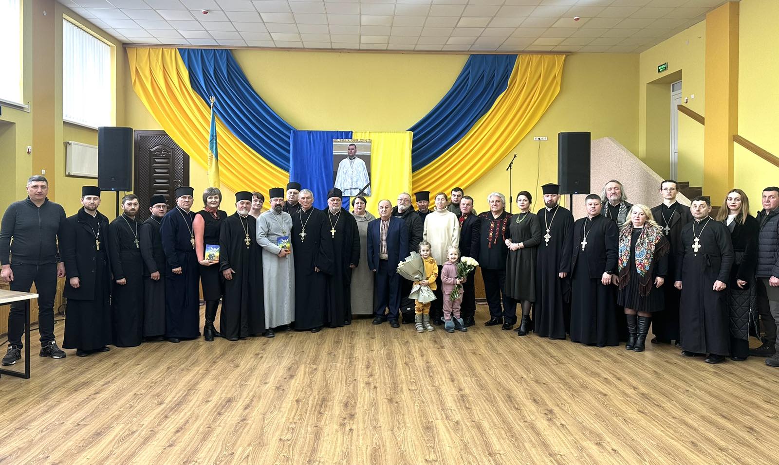 Презентація книги “Білий Янгол” про загиблого отця-капелана Михайла Гергелюка у селищі Верховина