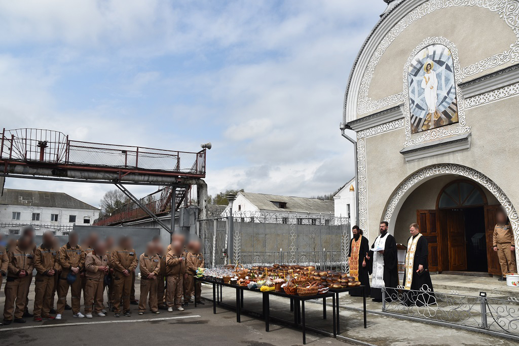 Правлячий Архієрей із Пасхальними вітаннями відвідав державну установу “Коломийська виправна колонія (№41)” в селі Товмачик