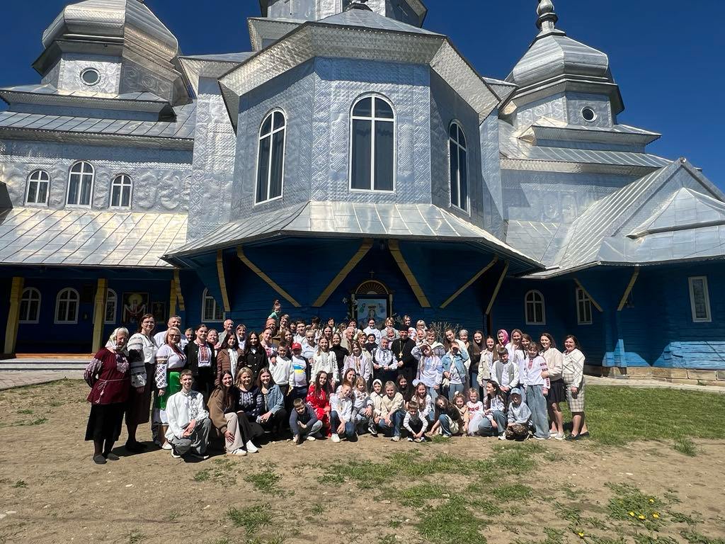 Великодні гаївки та забави біля  Храму  села Заріччя