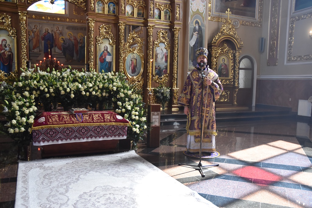 Архієпископ Юліан звершив Вечірню із Чином винесення Плащаниці