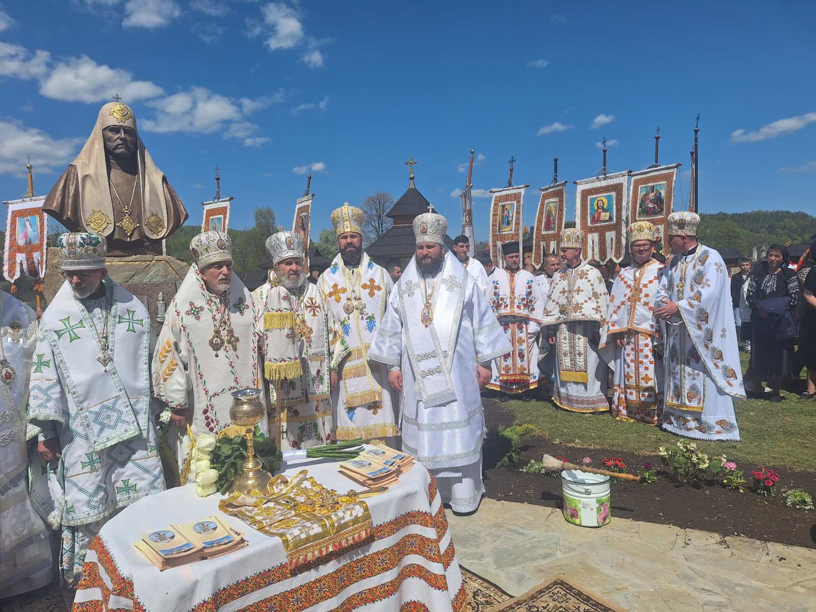 Архієпископ Юліан взяв участь в урочистостях з нагоди освячення погруддя Святійшому Патріарху Володимиру (Романюку) в селі Космач