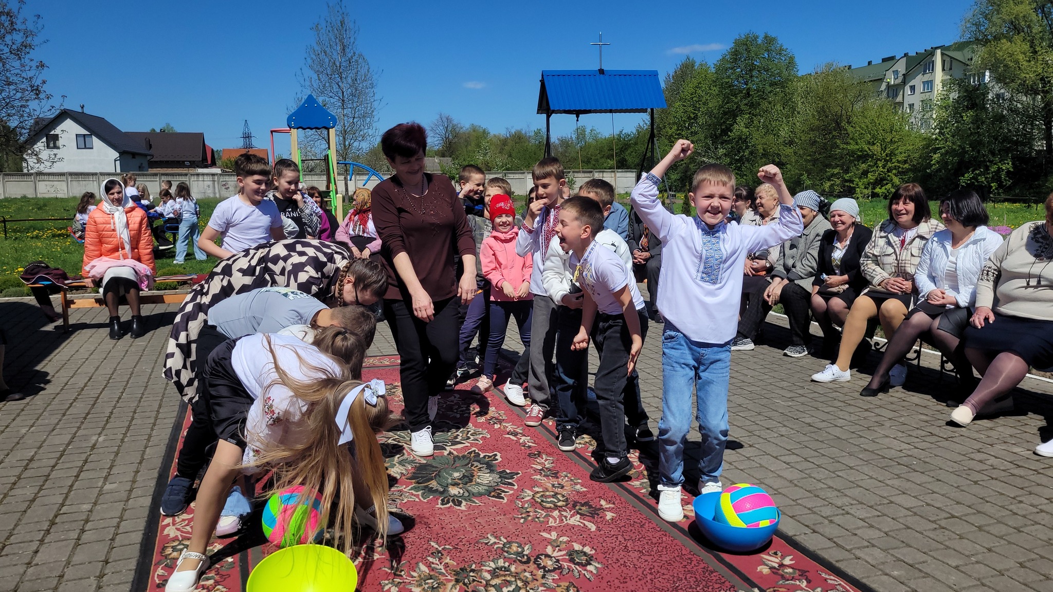 Великодні гаївки та забави біля Храму Святих Костянтина і Єлени міста Коломия