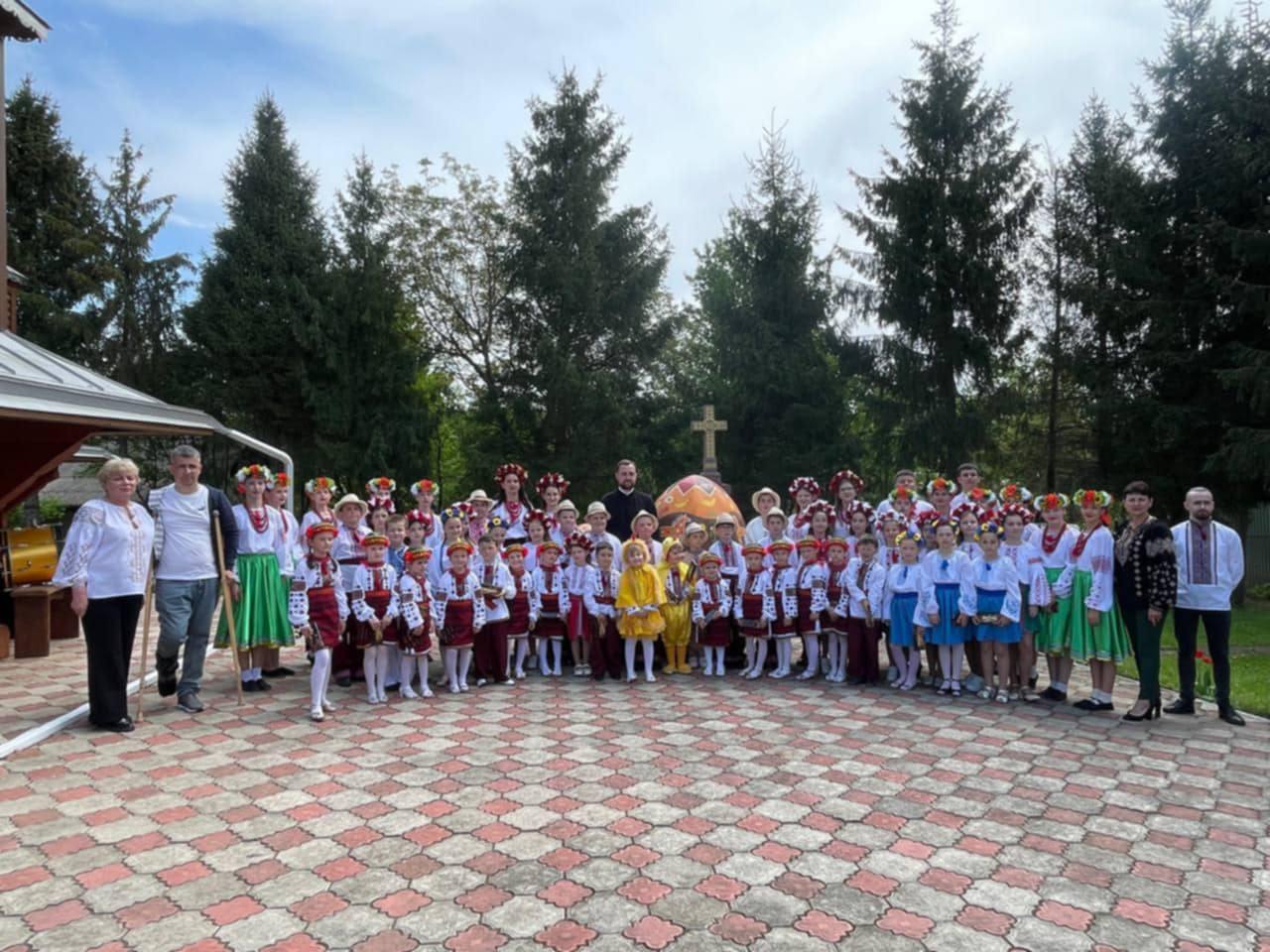 Великодні гаївки біля Храму селища Гвіздець