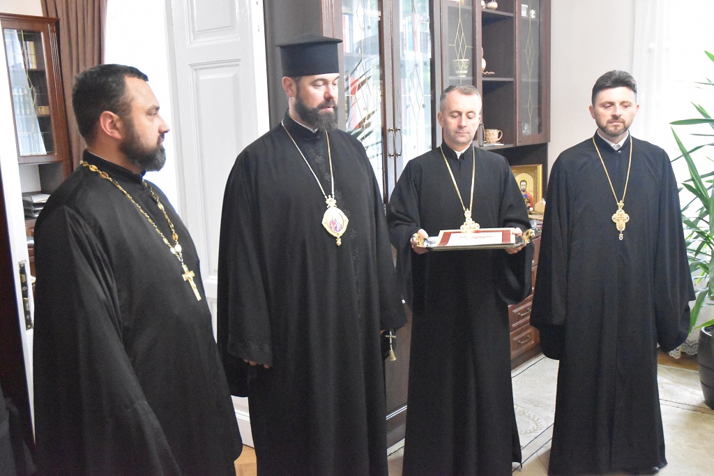 Архієпископ Юліан нагородив прот. Любомира Петришина високою церковною нагородою