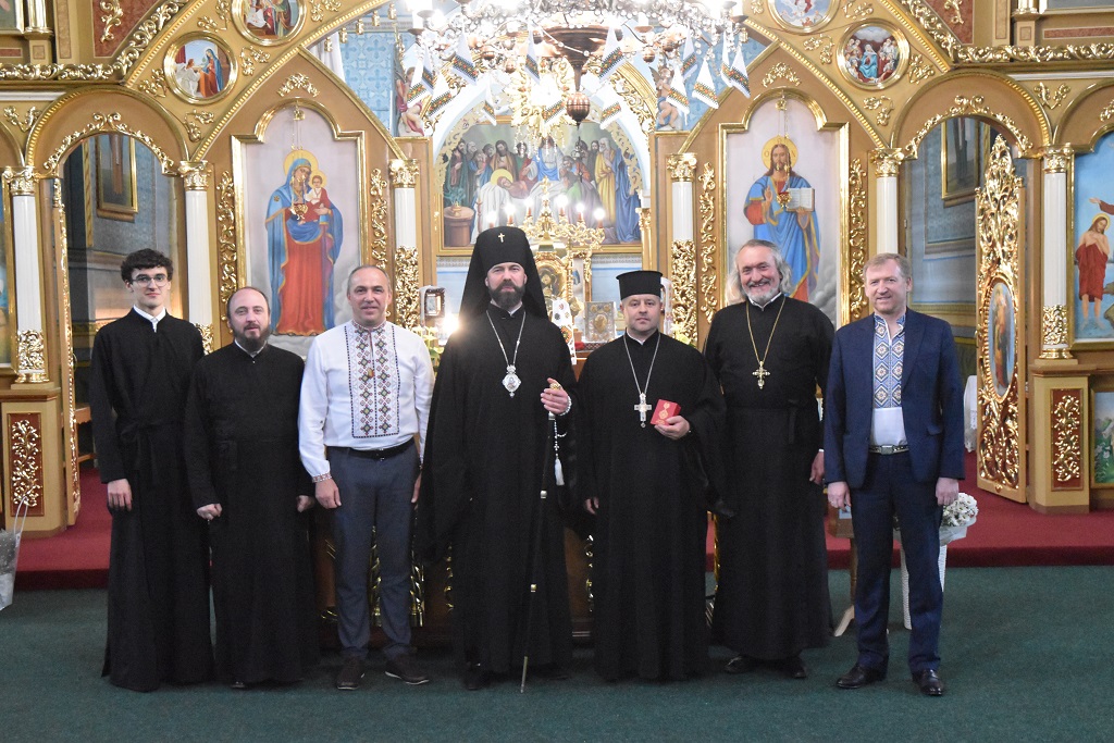 Керуючий Коломийською Єпархією нагородив митр. прот. Юрія Стефлюка високою церковною нагородою