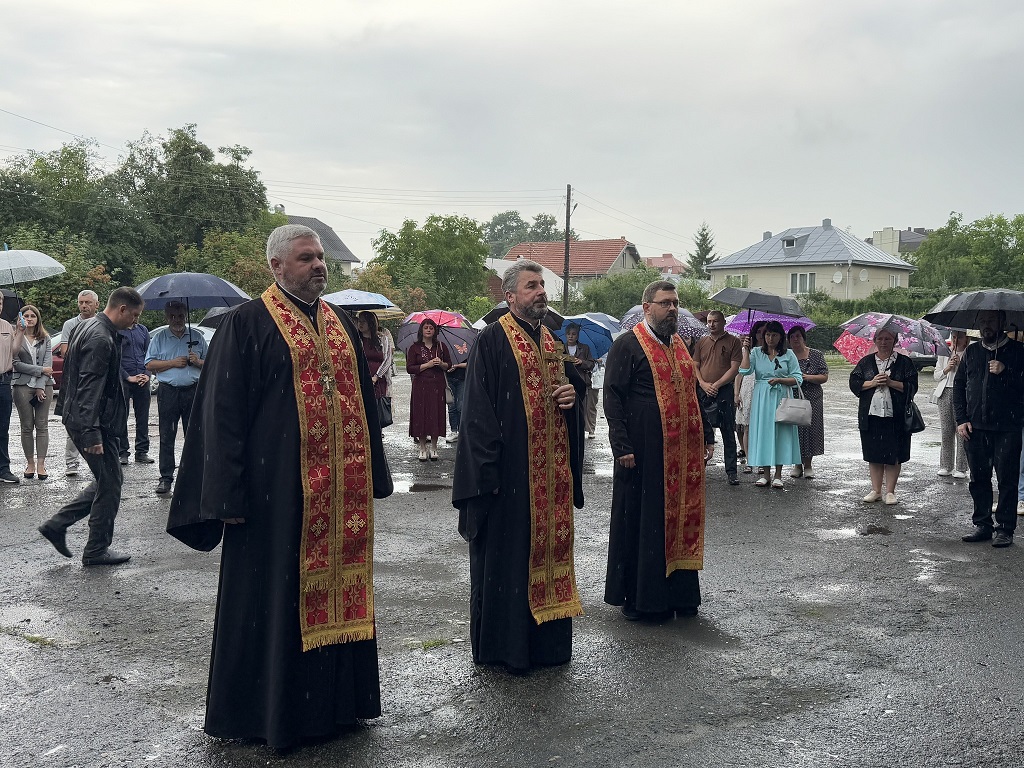 Панахида за страченими й закатованими у російському полоні українцями на території Коломийської районної державної адміністрації та районної ради
