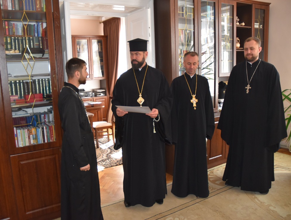 Владика Юліан нагородив ієрея Василя Миронюка високою церковною нагородою