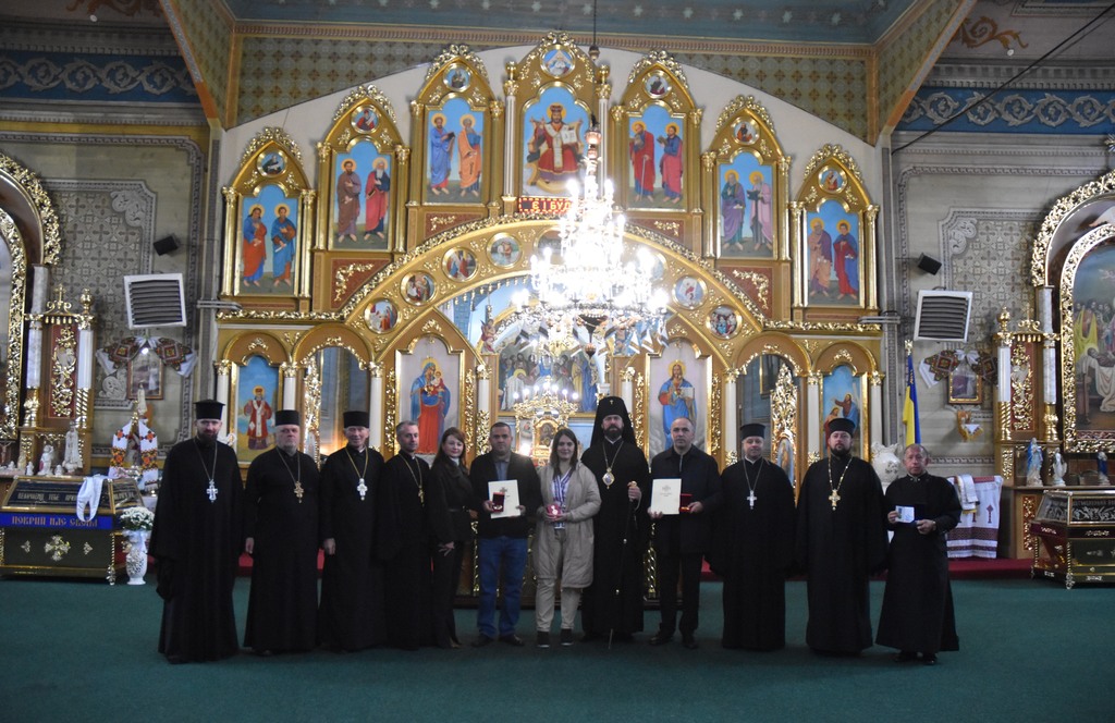 Правлячий Архієрей у Храмі селища Верховина очолив Молебень за перемогу України