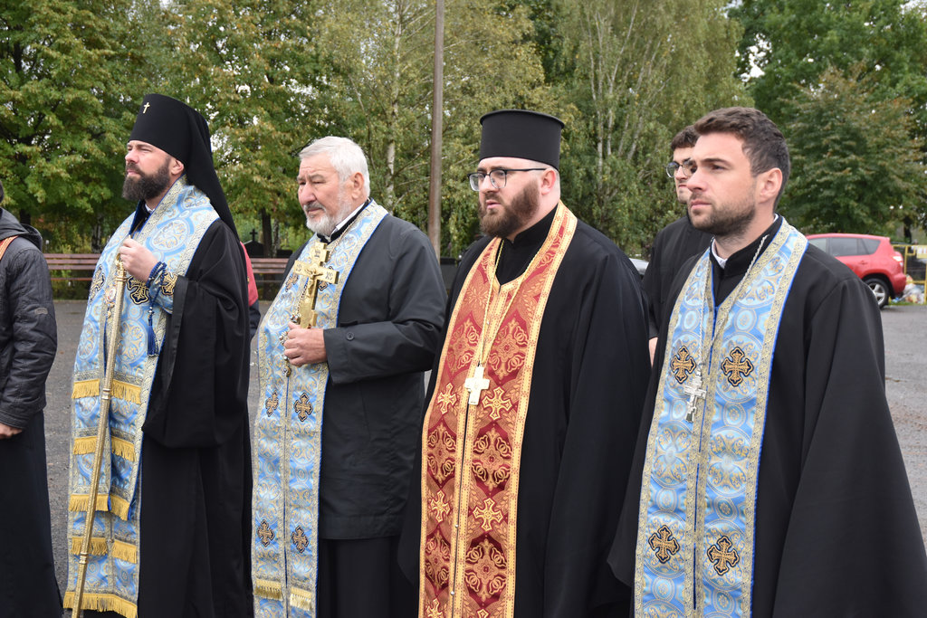 Владика Юліан очолив Панахиду за загиблими Захисниками на Коломийському міському цвинтарі
