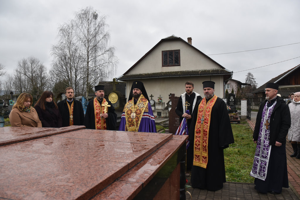 Правлячий Архієрей звершив заупокійну Літію за спочилим митр. прот. Димитрієм Садов’яком на його могилі в селі Шепарівці
