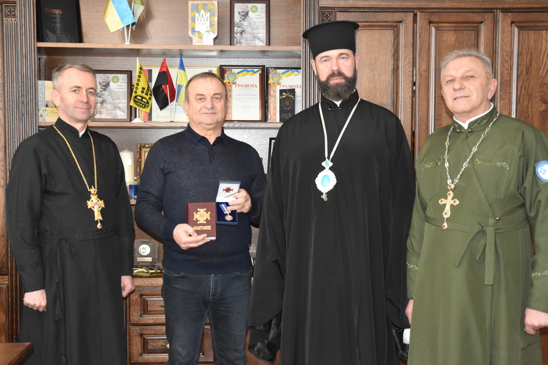 Владика Юліан нагородив Івана Приймака високою церковною нагородою