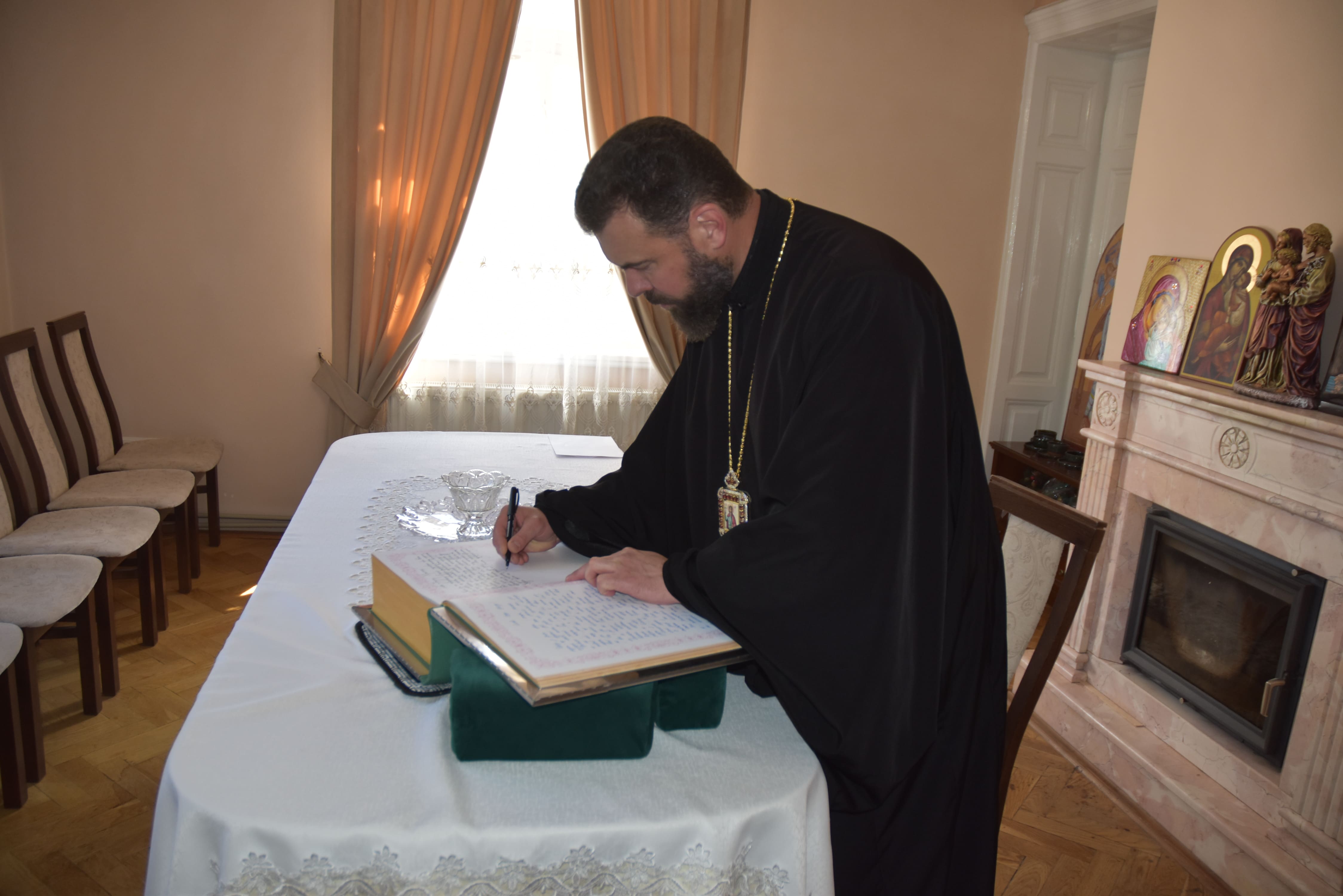 Архієпископ Юліан власноручно написав побажання для майбутніх поколінь у  “Книзі про життя”