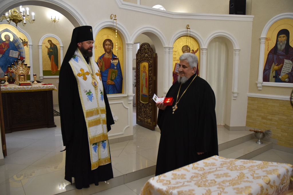 Правлячий Архієрей нагородив митр. прот. Івана Петращука високою церковною нагородою