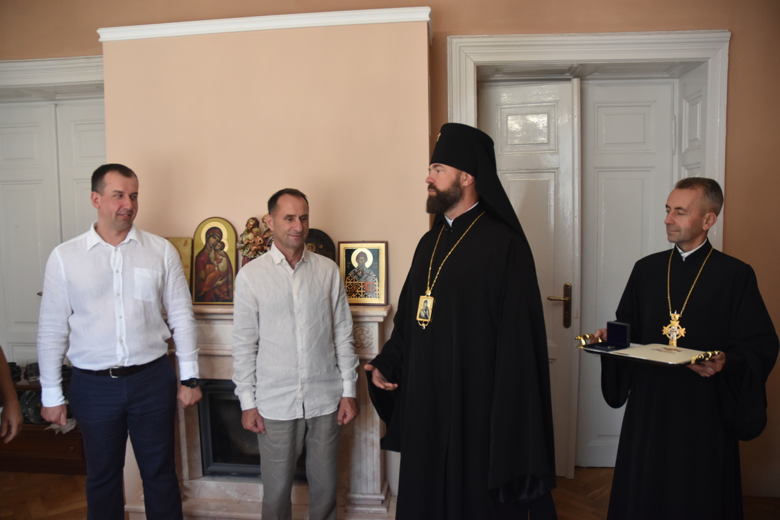 Владика Юліан нагородив Тараса Яворського високою церковною нагородою
