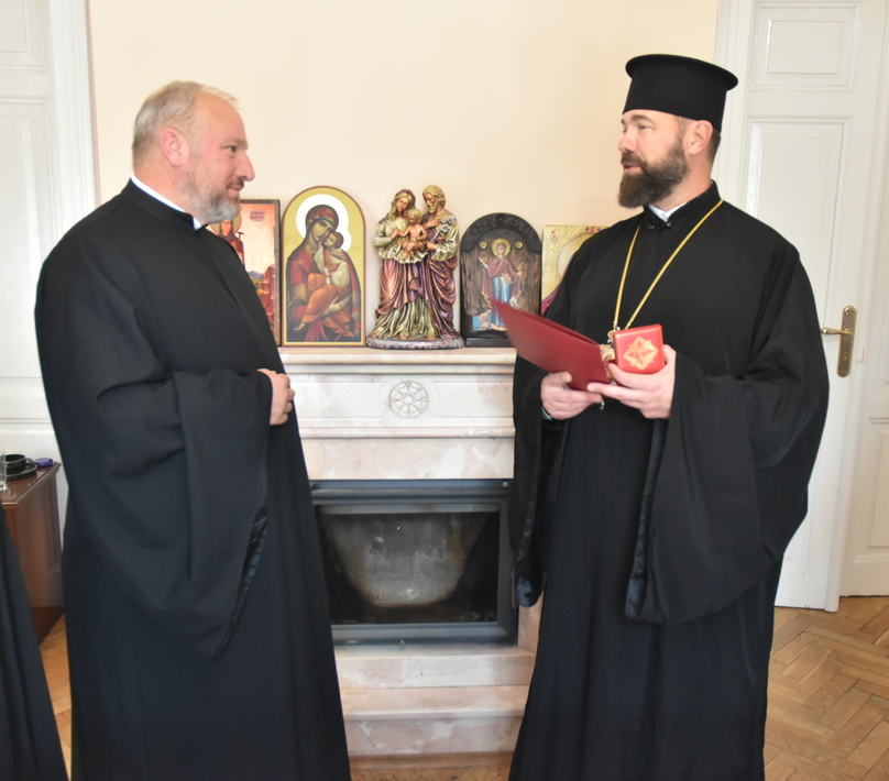 Владика Юліан нагородив протодиякона Івана Бігуса високою церковною нагородою
