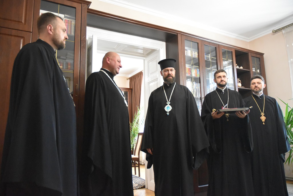 Владика Юліан нагородив митр. прот. Івана Кепещука високою церковною нагородою